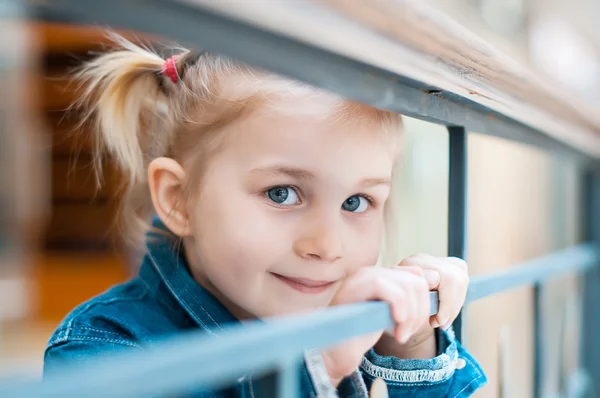 Mädchen läuft auf Handelsunterhaltungszentrum — Stockfoto