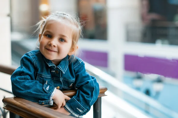 Tjej går på handel nöjescentrum — Stockfoto