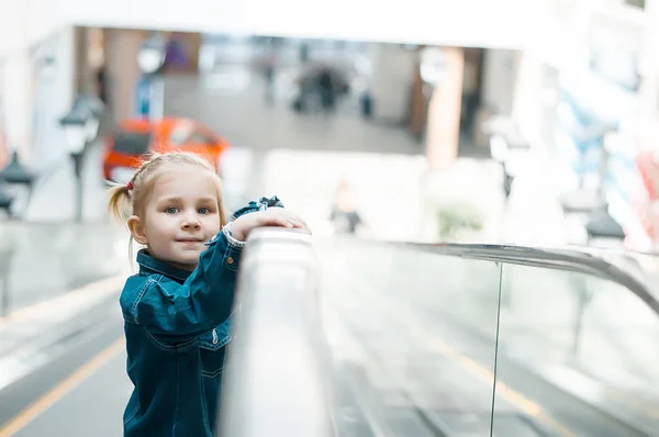 Kleines Mädchen läuft auf Gehweg — Stockfoto