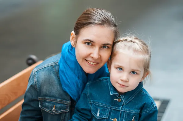 Menina caminha no centro de entretenimento comercial — Fotografia de Stock