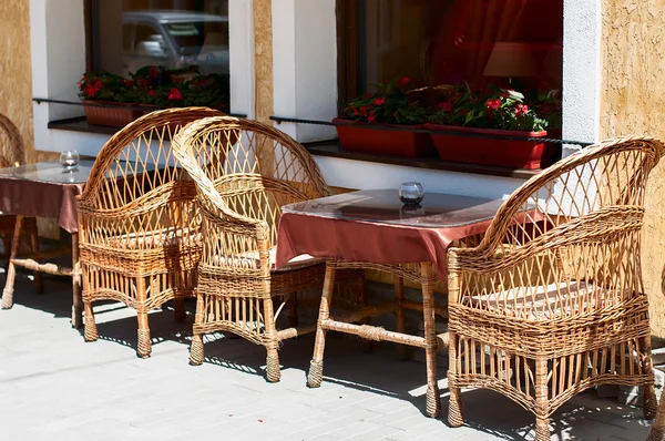 Muebles de mimbre en cafetería al aire libre . —  Fotos de Stock