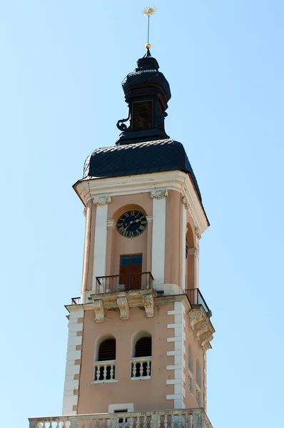 Vecchio municipio con orologio — Foto Stock