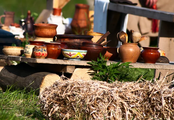 Tavolo del refettorio medievale, piatti antichi — Foto Stock