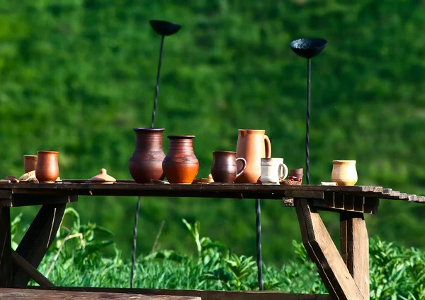 Средневековый трапезный стол, антикварные блюда — стоковое фото