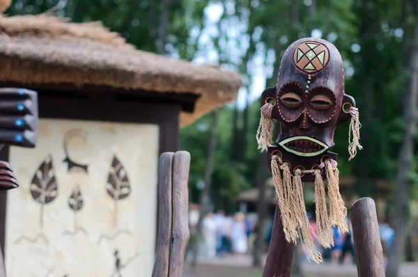 Klei masker van een maya krijger met tatoeages en oor spoolt. — Stockfoto