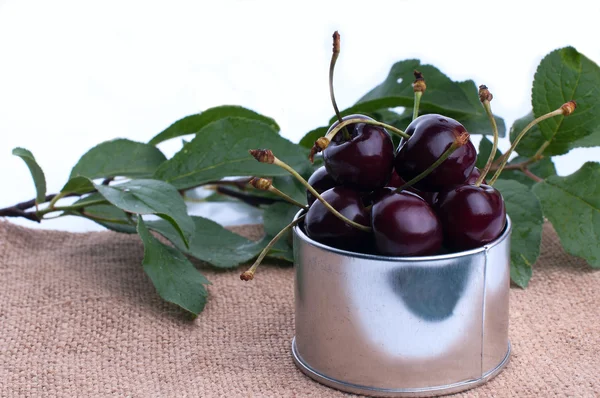 Montones de cerezas frescas y jugosas en la mesa vieja — Foto de Stock