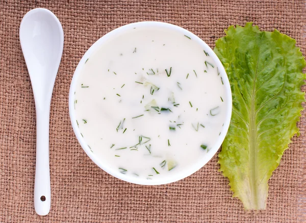 Close-up van Russische koude groentesoep op yoghurt (zure-melk) base - Okrosjka — Stockfoto