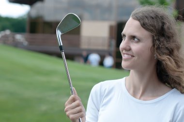 tee kutusunda, önden görünüm sürücüsüyle kolyesi kız golf oyuncusu.
