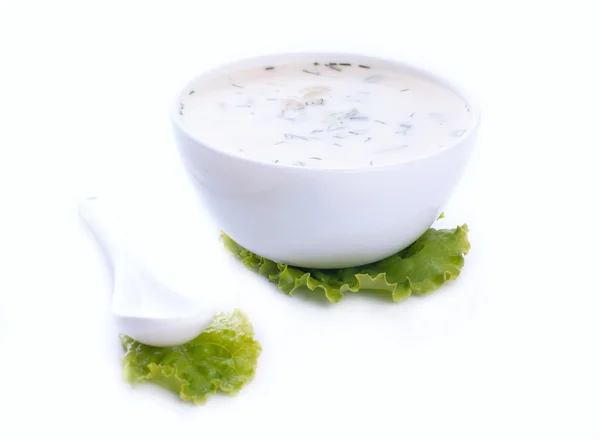 Sopa de pepino frío bulgaro tradicional con yogur . — Foto de Stock