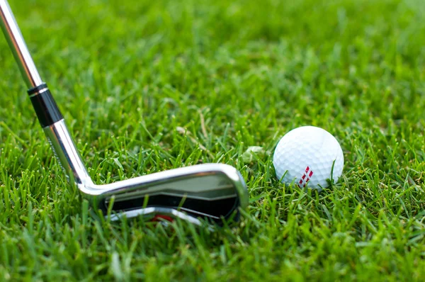 Illustration of a golf ball on a green meadow — Stock Photo, Image