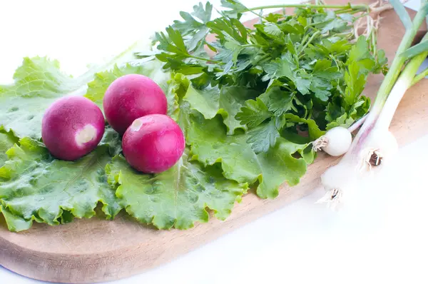 Färska grönsaker sallad i en tallrik över vita — Stockfoto