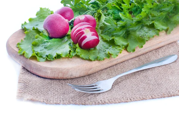 Salada de legumes fresca em uma chapa sobre branco — Fotografia de Stock