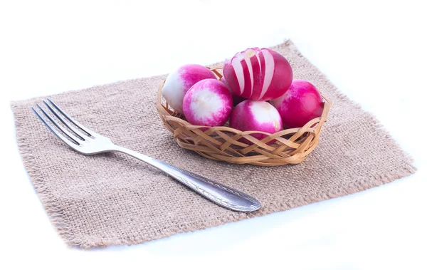 Radieschen auf einer Gabel isoliert auf weiß — Stockfoto