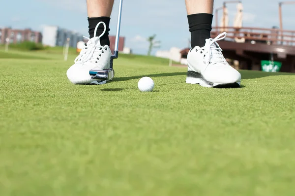 Bola de golfe na grama verde preparar para colocar — Fotografia de Stock