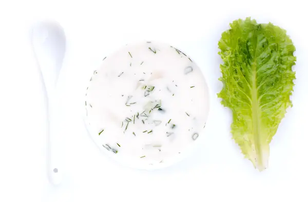 Sommerkalte Suppe mit Gemüse auf weißem Hintergrund — Stockfoto