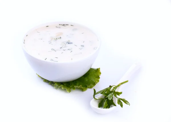 白い背景の上に野菜と夏の冷たいスープ — ストック写真