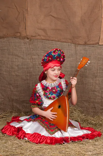 Ryska flickan i nationella klänning — Stockfoto