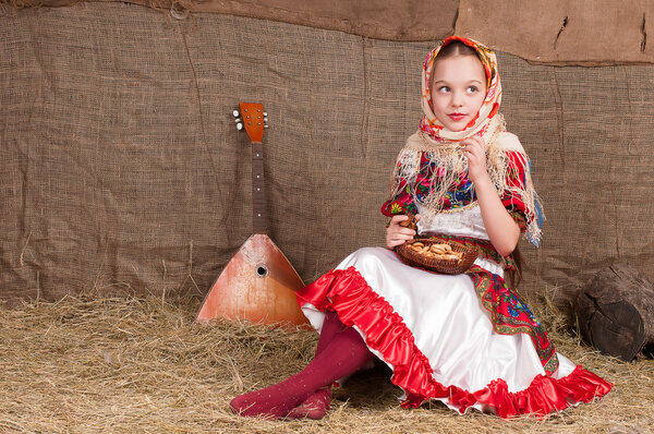 Русская девушка в национальной одежде
