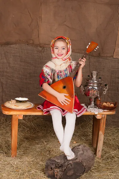 Ulusal elbiseli Rus kız — Stok fotoğraf