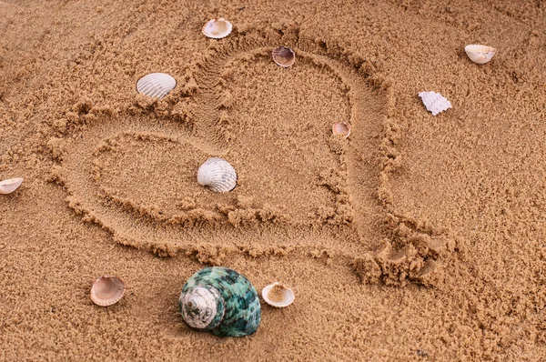 Heart drawing in the sand on the beach — Stock Photo, Image