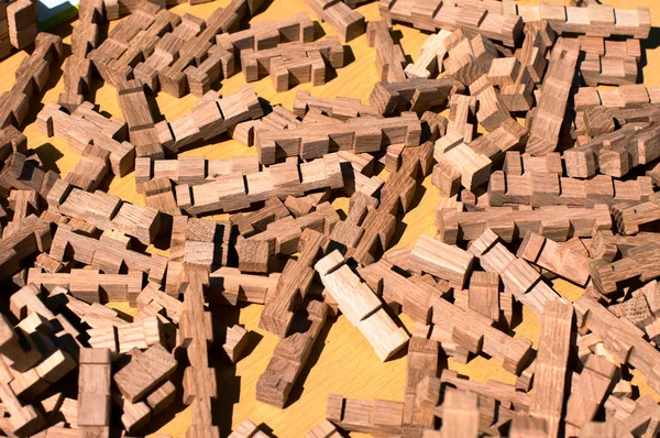 O designer das peças de paus de madeira — Fotografia de Stock