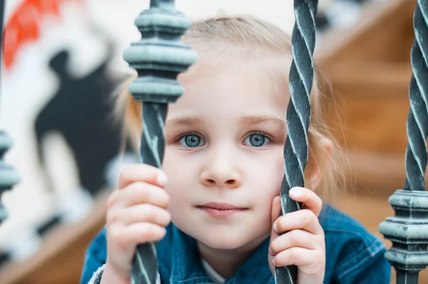 Tjej går på handel nöjescentrum — Stockfoto