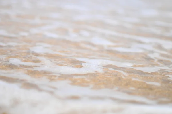 Dalga deniz kum üzerinde — Stok fotoğraf