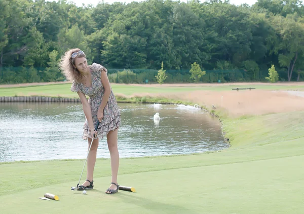 Vista completa di 5 anni ragazza oscillante golf club . — Foto Stock