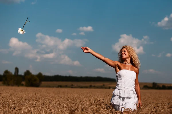 Schattig meisje deelneemt aan het tarweveld — Stockfoto