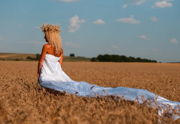 Adorable little girl playing in the wheat field — Stock Photo, Image