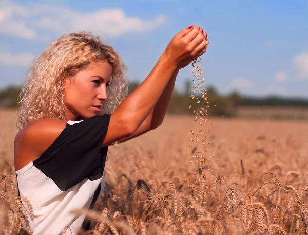 Schattig meisje deelneemt aan het tarweveld — Stockfoto