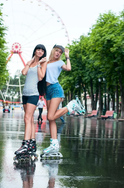 Two cheerful girls rollerblading — Stock Photo, Image