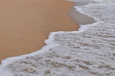 dalga deniz kum üzerinde