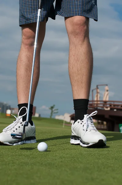 Pelota de golf sobre hierba verde prepararse — Foto de Stock