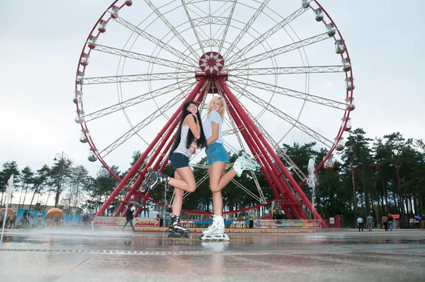 Two young sensual women skating in park — Stock Photo, Image