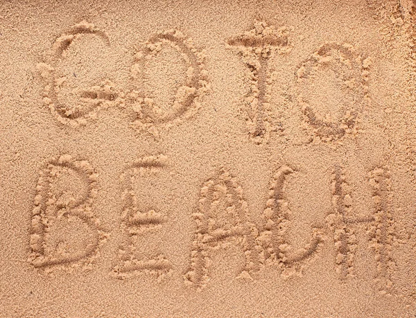 Un eslogan sobre una arena. ir a la playa . — Foto de Stock