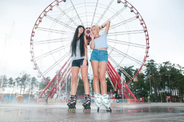 Two young sensual women skating in park — Stock Photo, Image