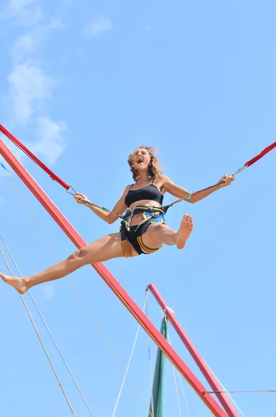 Saltando chica en el trampolín — Foto de Stock