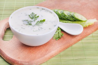 Salatalık dilimleri ile soğuk salatalık çorbası