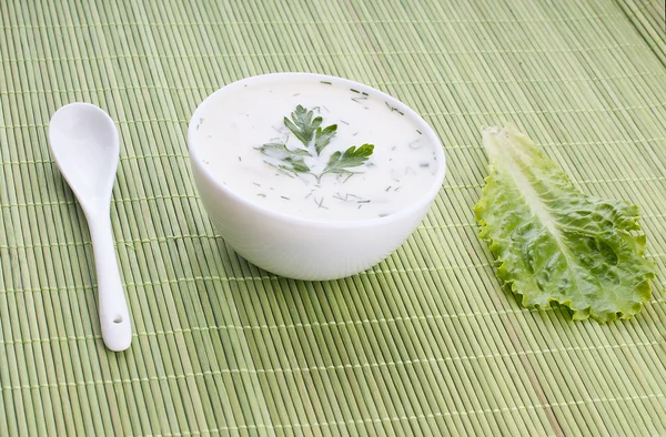 Salatalık dilimleri ile soğuk salatalık çorbası — Stok fotoğraf