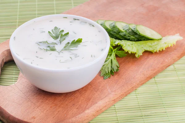 Sopa de pepino frio com fatias de pepino — Fotografia de Stock