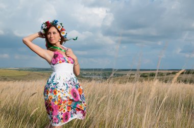 Bahar buğday tarlasında kızıl saçlı kız