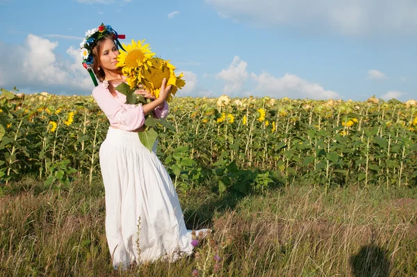 Kobieta w Słonecznikowe pole — Zdjęcie stockowe