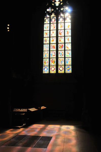 Een blauwe en groene patroon vlek glazen venster in de vorm — Stockfoto