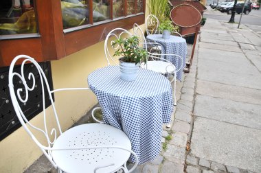 satır boş masa ve sandalyeler