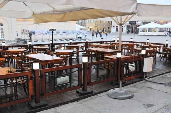 Vista sulla strada di una terrazza vuota con tavoli e sedie nel centro storico di Antalya, Turchia — Foto Stock