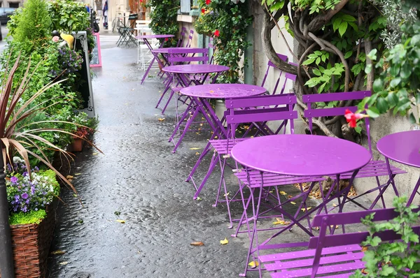 Mesas de café callejero al aire libre listas para el servicio — Foto de Stock