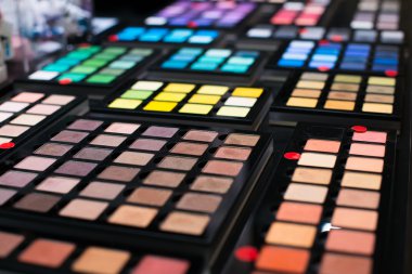 kadın kozmetik koleksiyonu