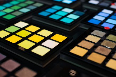 kadın kozmetik koleksiyonu