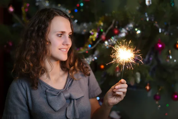 Chica sentada cerca de la Navidad — Foto de Stock